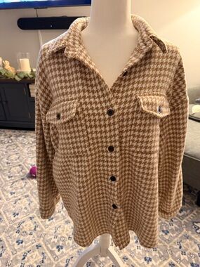 Houndstooth Button-Up Shacket in Beige and Cream